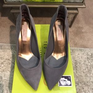 TED BAKER LONDON SAVIO PUMPS (GREY)